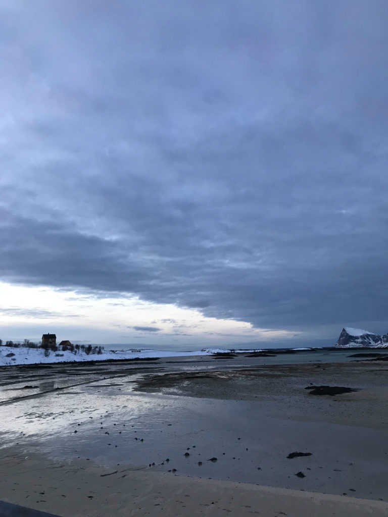 Vinterlyset speiler seg i langfjæra på Sommarøy © Knut Hansvold