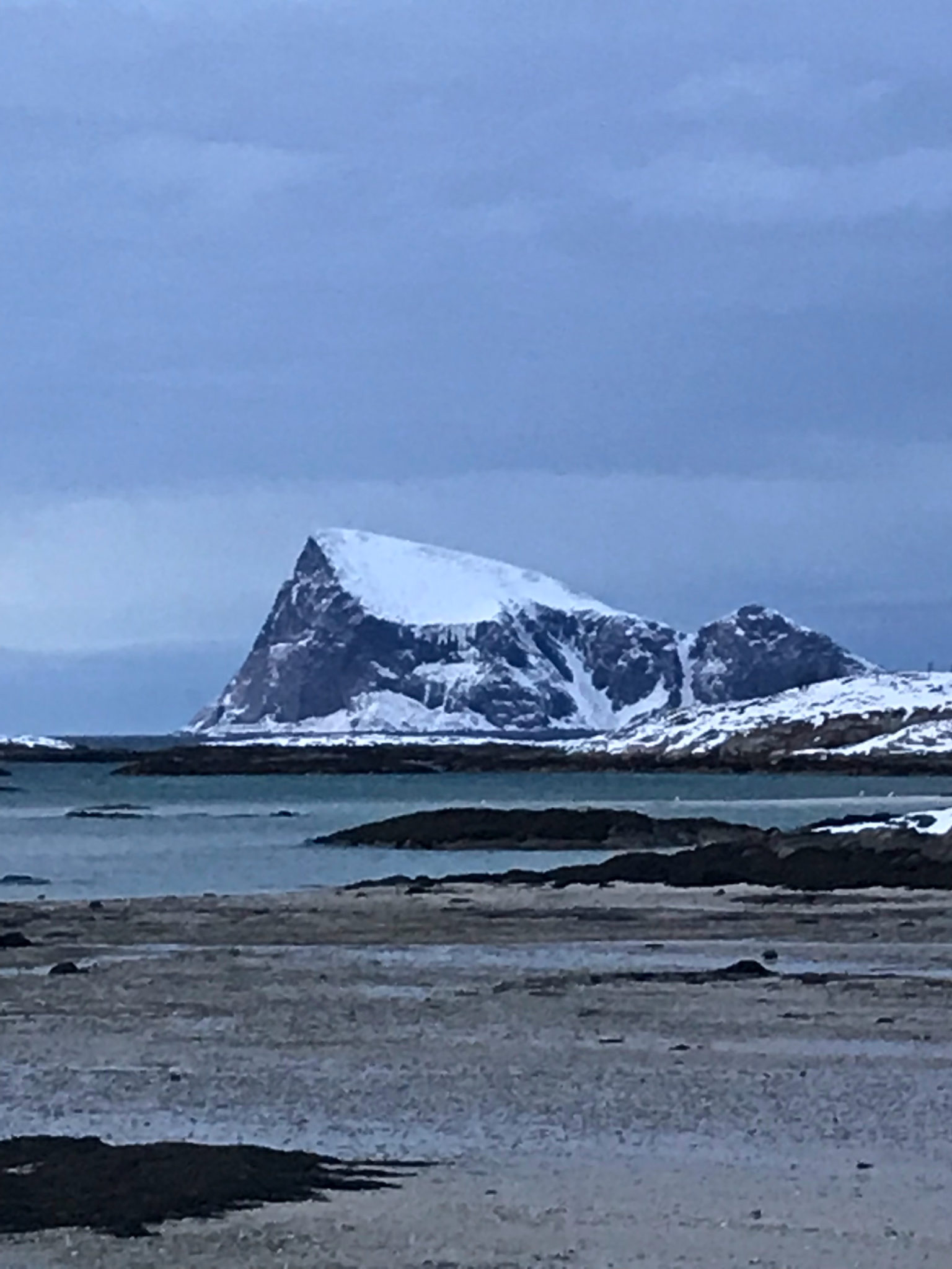 Håja i skifergrått lys en vinterdag - sett fra Sommarøy © Knut Hansvold