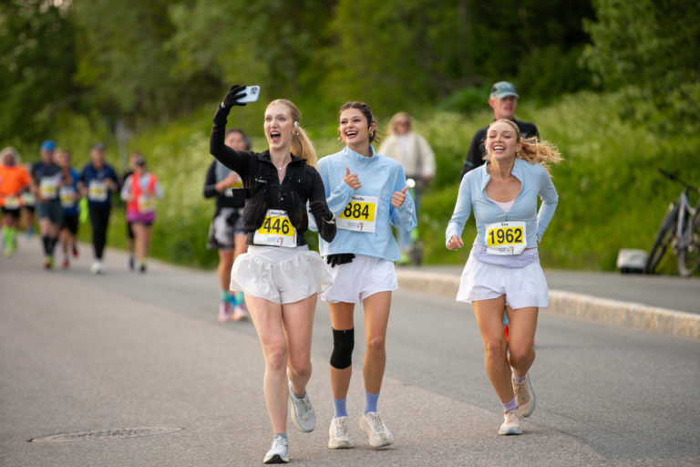 The Midnight Sun Marathon is your race against the clock – but it’s also a social experience. © Jakob Bjørvig Henriksen / Midnight Sun Marathon